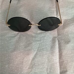 Elegant Black and Gold Round Sunglasses